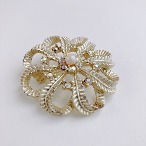 VTG Mid Century Textured Gold Tone AB Rhinestone Faux Pearl Scroll Floral Brooch - Picture 3 of 9